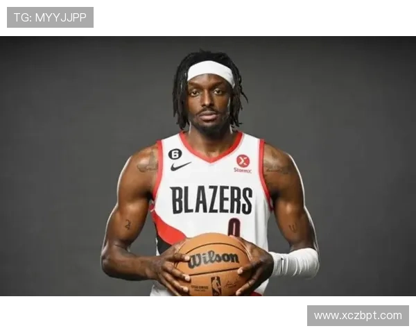 开拓者快攻再掀高潮格兰特强突篮下上演暴力反扣点燃全场气势如虹